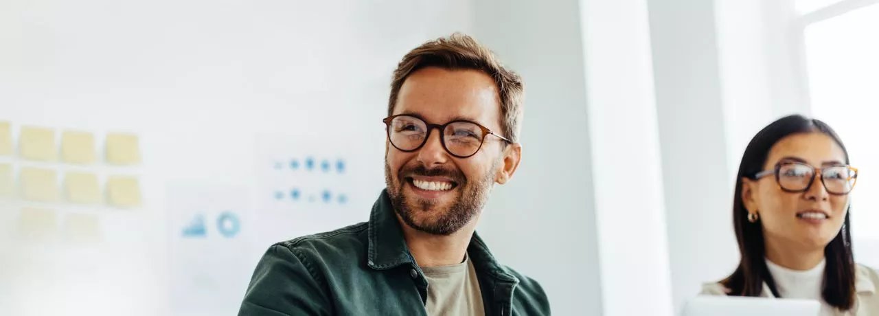 Infográfico sobre como a felicidade no trabalho impacta a criatividade dos colaboradores