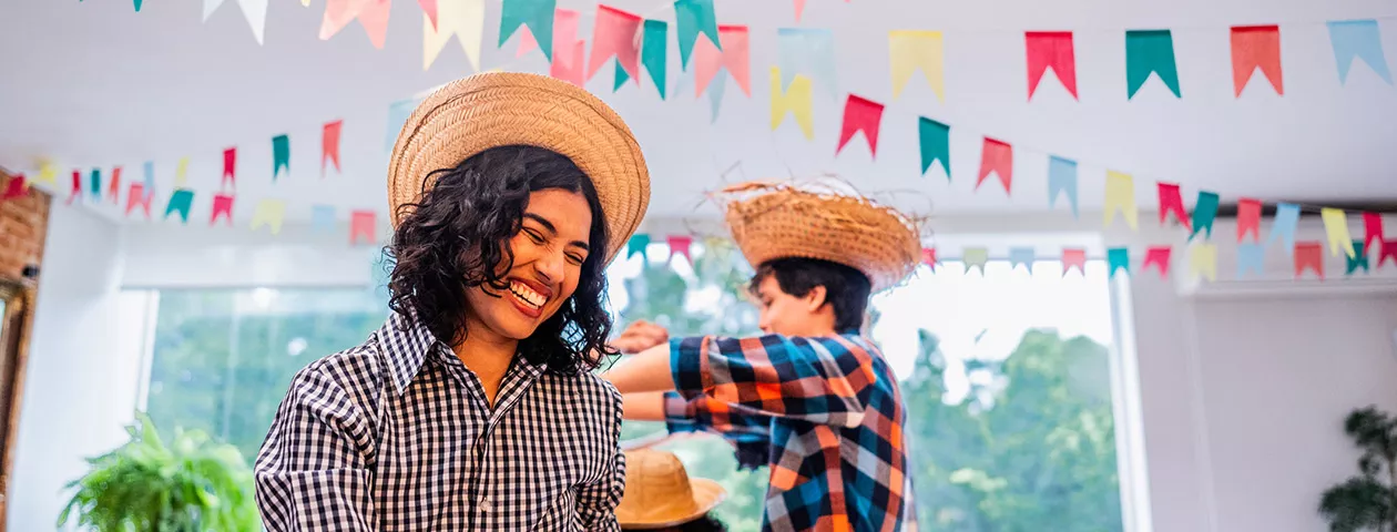Grupo de colegas de trabalho brinca na festa justa da empresa