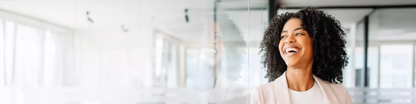 Jovem profissional passa pelos corredores do escritório