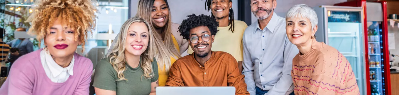 Colegas de trabalho fazem reunião descontraída no café