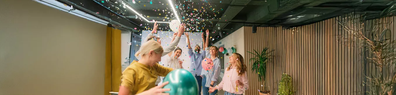 equipe festejando em ambiente corporativo.