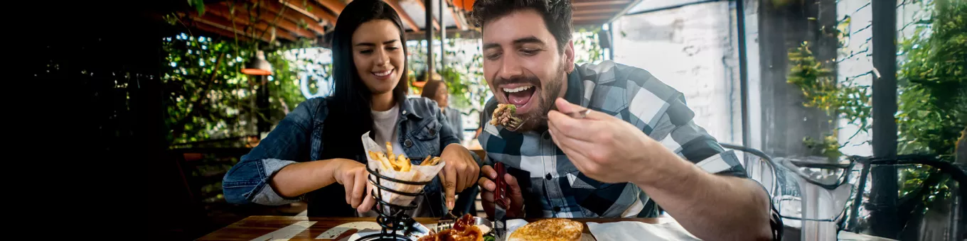 Colegas de trabalho almoçam fast-food durante a pausa das atividades