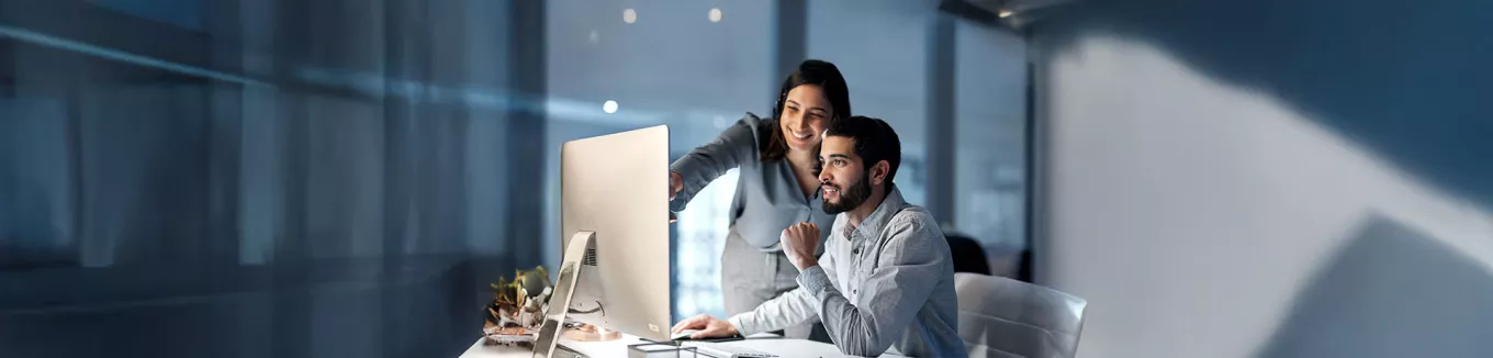 homem e mulher trabalhando juntos.