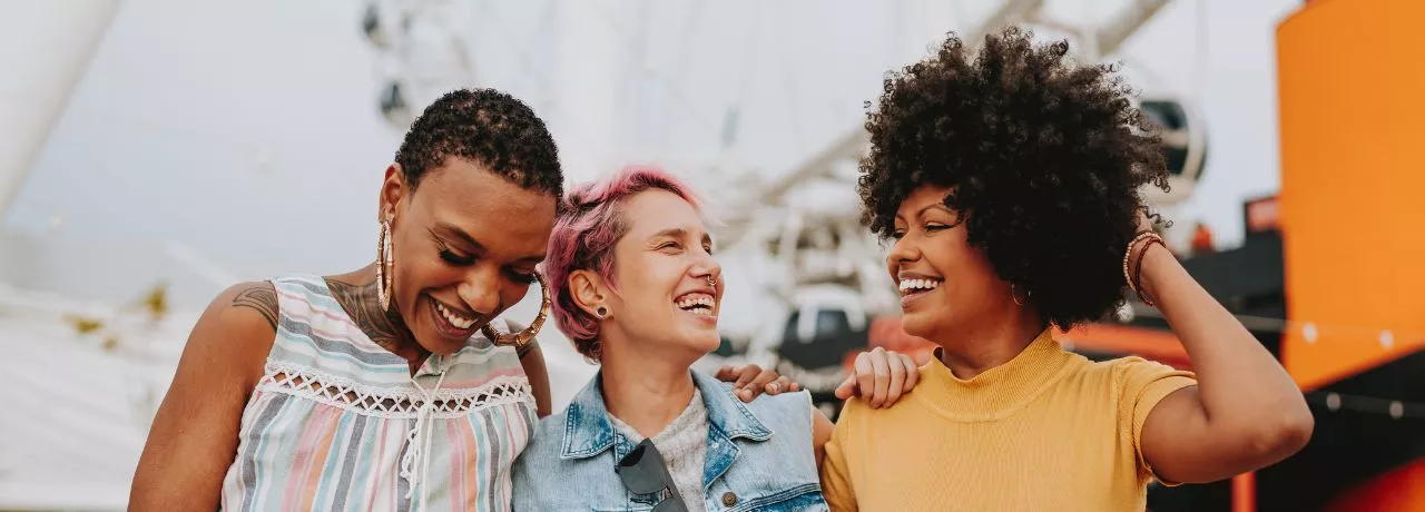 3 mulheres sorrindo