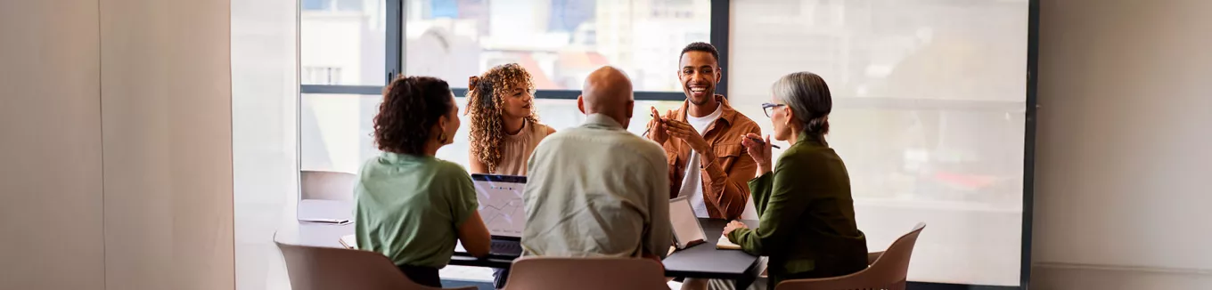 pessoas conversando em mesa.