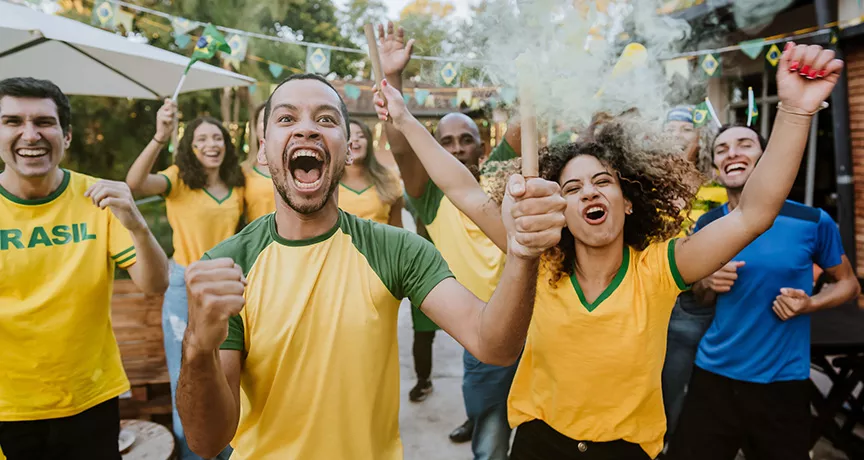 grupo de pessoas torcendo para a seleção brasileira durante a copa do mundo.