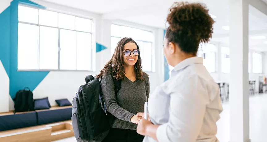 Profissional se despede de colega de trabalho que está saindo da empresa